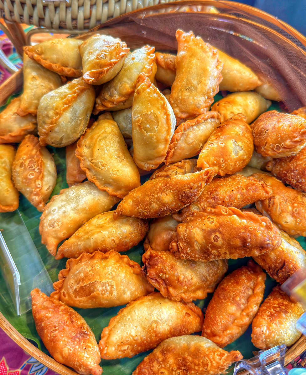 Makkimbong's tweet photo. Selamat pagi semua ! ❤️😍 sekejap je rasa, tahu2 dah hari selasa kan ? Bila sampai je hari selasa, tepat jam 7 pagi. Staff MK dah memulakan persiapan kaunter menu breakfast masing2. Diantaranya dekat MK mempunyai pelbagai aneka kuih muih melayu tradisional. 🤗✨ https://t.co/b4Y2vRckU2