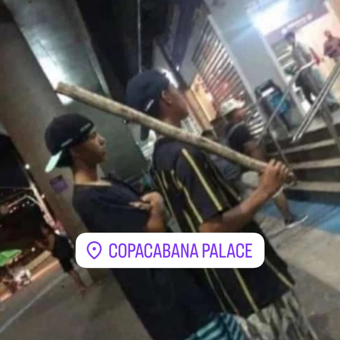 rodnei's tweet photo. a novela toda assim na porta do copacabana palace esperando pra matar odete #valetudo @tvglobo https://t.co/spVyRLBVRN