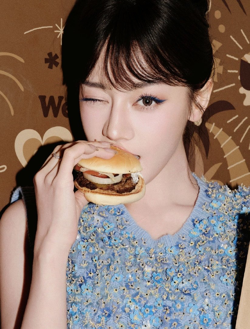 DilrabaOnly's tweet photo. 🍔🍞😉

#迪丽热巴 #dilireba #dilraba #디리러바 #ตี๋ลี่เร่อปา https://t.co/llFyf3IJBP