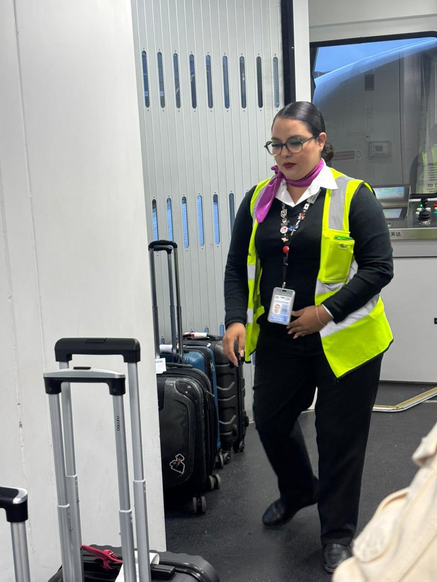 marianarru's tweet photo. Pesimo trato de @viajaVolaris compre mis asientos desde mayo y por que sobre vendieron el vuelo nos separaron a mi esposo, bebe y a mi y estas dos personas del aeropuerto de Gdl todavía me amenazaron que no me puedo subir al vuelo que compre si me quejo https://t.co/Xw3xi02Vuk