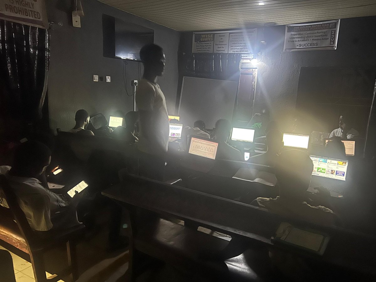 _iamDAM's tweet image. Backend!!! 

We ain&apos;t joking here. Steady grind with lot of intentionality. Sharp minds with big dreams. 

Life of a freelancer behind closed doors. 

Why are you still online??