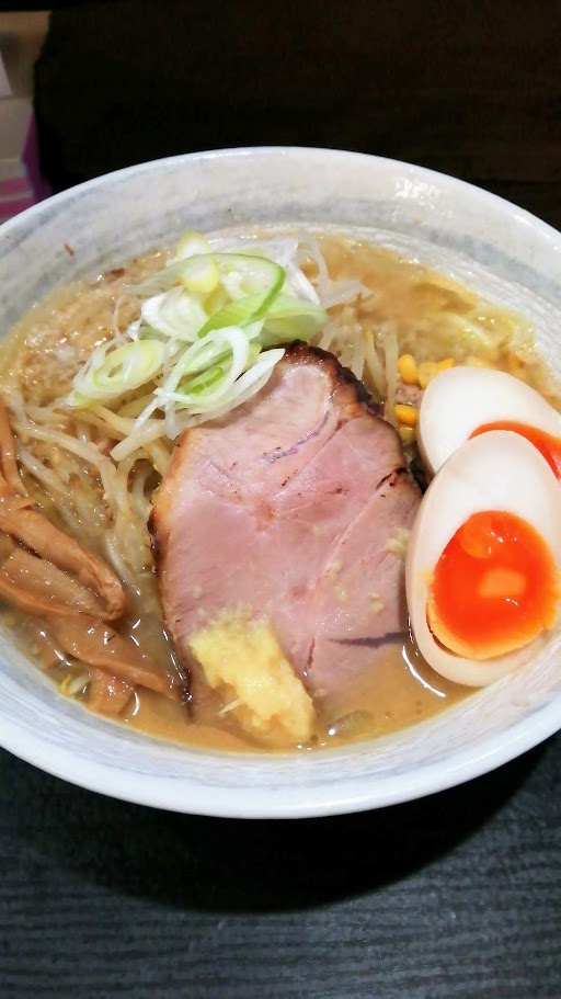 tsukimori14's tweet photo. ご近所の麺屋エイトで朝ラー、濃厚味噌ラーメンを味玉TPで頂きました。ここの麺は小麦の風味が強く、硬めにしてもらってるからワシワシ感もあって、味噌の旨み&amp;脂の甘みとガッツリ組み合っていて好き。チャーシューも厚みがあって歯ごたえのある肩ロース、ラーメンとして統一感ありますよね～。 https://t.co/uPe7Xc1vx3
