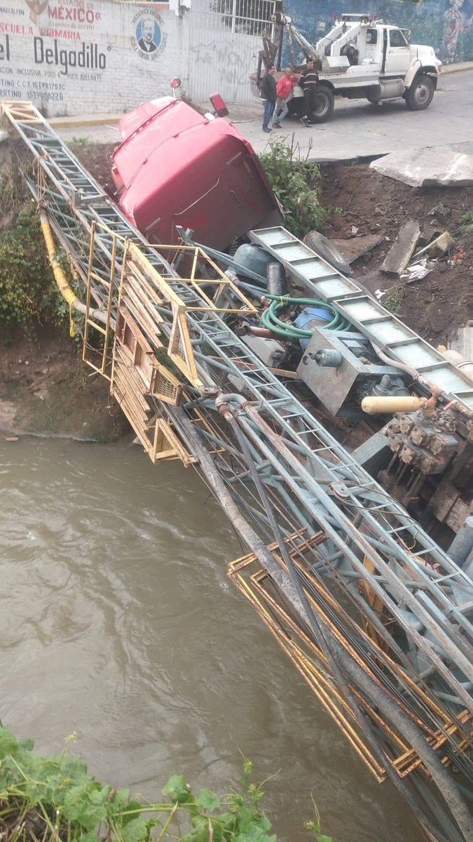 Camión cae al río en Paso del Fresno, #NicolásRomero

Un camión que había quedado atorado frente a la salida trasera de la primaria Daniel Delgadillo terminó cayendo al río mientras realizaban maniobras con apoyo de elementos de tránsito. #Edomex