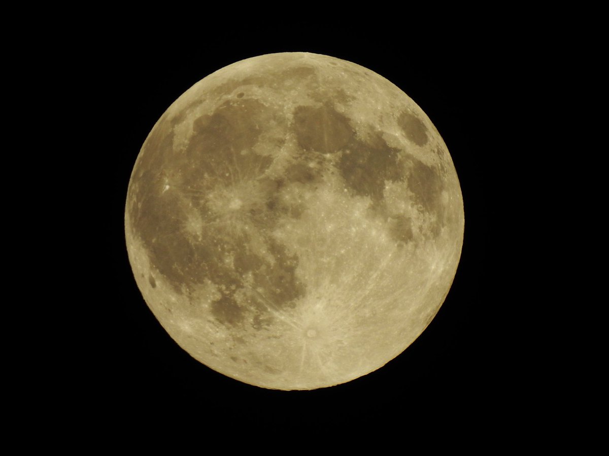 kvallevand's tweet image. Shine on Harvest Moon over Gatineau, Quebec. 🌝 #StormHour #FullMoon