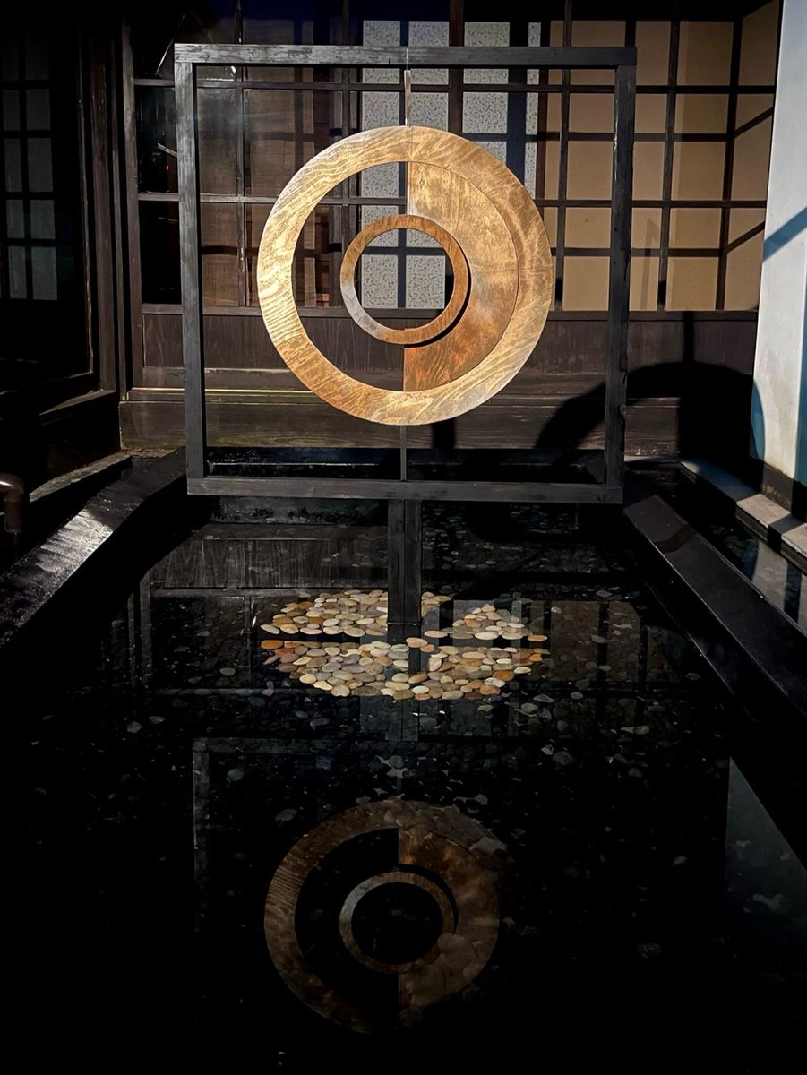 quiltmuseum's tweet photo. 中央の丸が風によって揺れ動く
屋外展示のインスタレーションは木製

現在展示中

秋季企画展
「丸」ーMaruー展

11月30日(日)まで開催中
10:00〜17:00
休館日：水曜日・第三日曜日(祝日は開館) https://t.co/pwHNZiIrUW