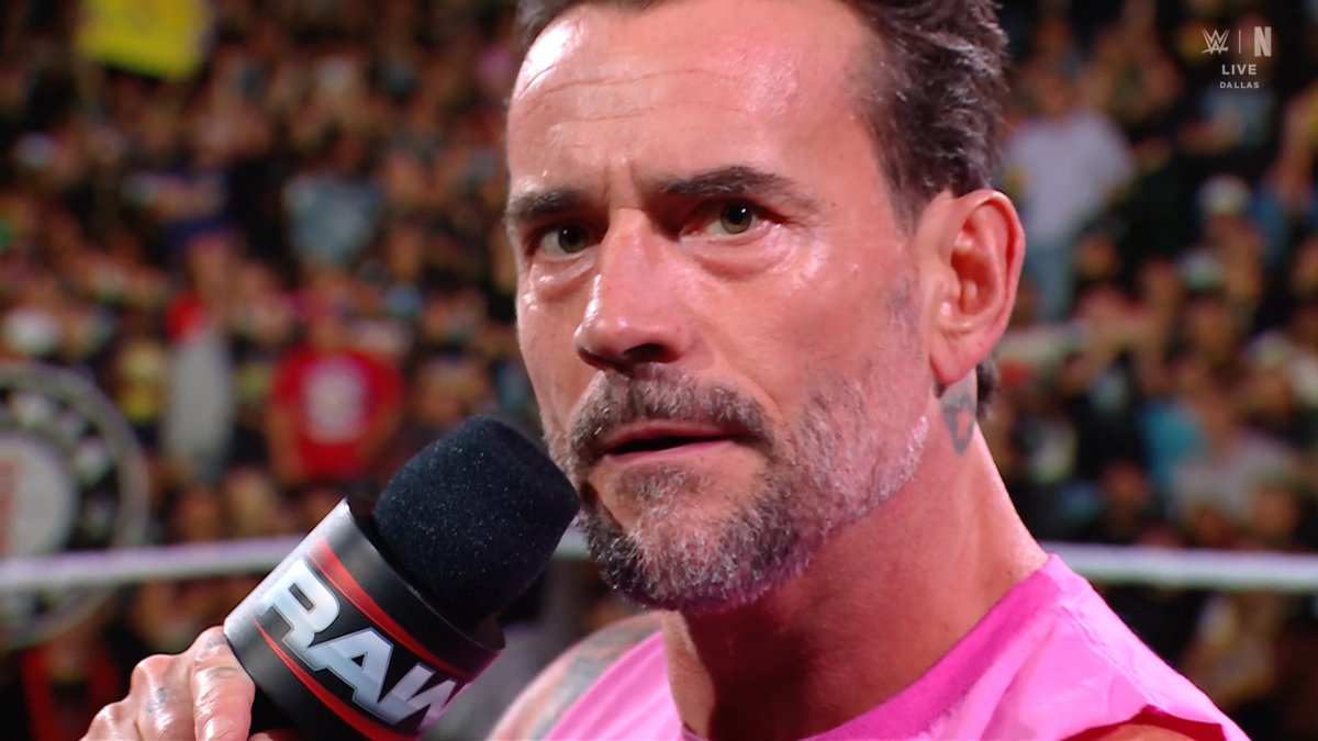 LuigiWrestling's tweet photo. CM Punk señala a una pancarta del público, que dice que merece ser World Heavyweight Champion, y dice que es el siguiente en la lista... hasta que le interrumpe LA Knight.
Tengo curiosidad por ver qué pasa con Punk para el sábado. #WWERAW https://t.co/TiEPRudmoG