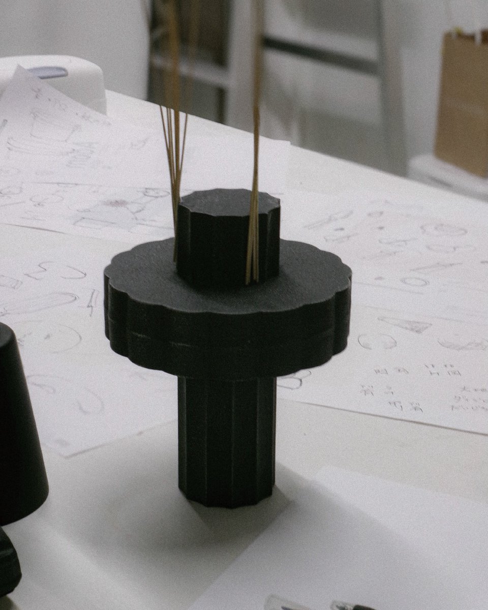 入院をきっかけに植物に興味を持ちはじめて、もうすぐ1年になります。
20人ほど植物に携わる方々のお話を伺ってきました。

生花は前向きに扱われることが多い一方で、乾燥花は少しネガティブに捉えられることもある印象です。
僕がお手伝いできる部分はそういった部分かなと思いつつ。