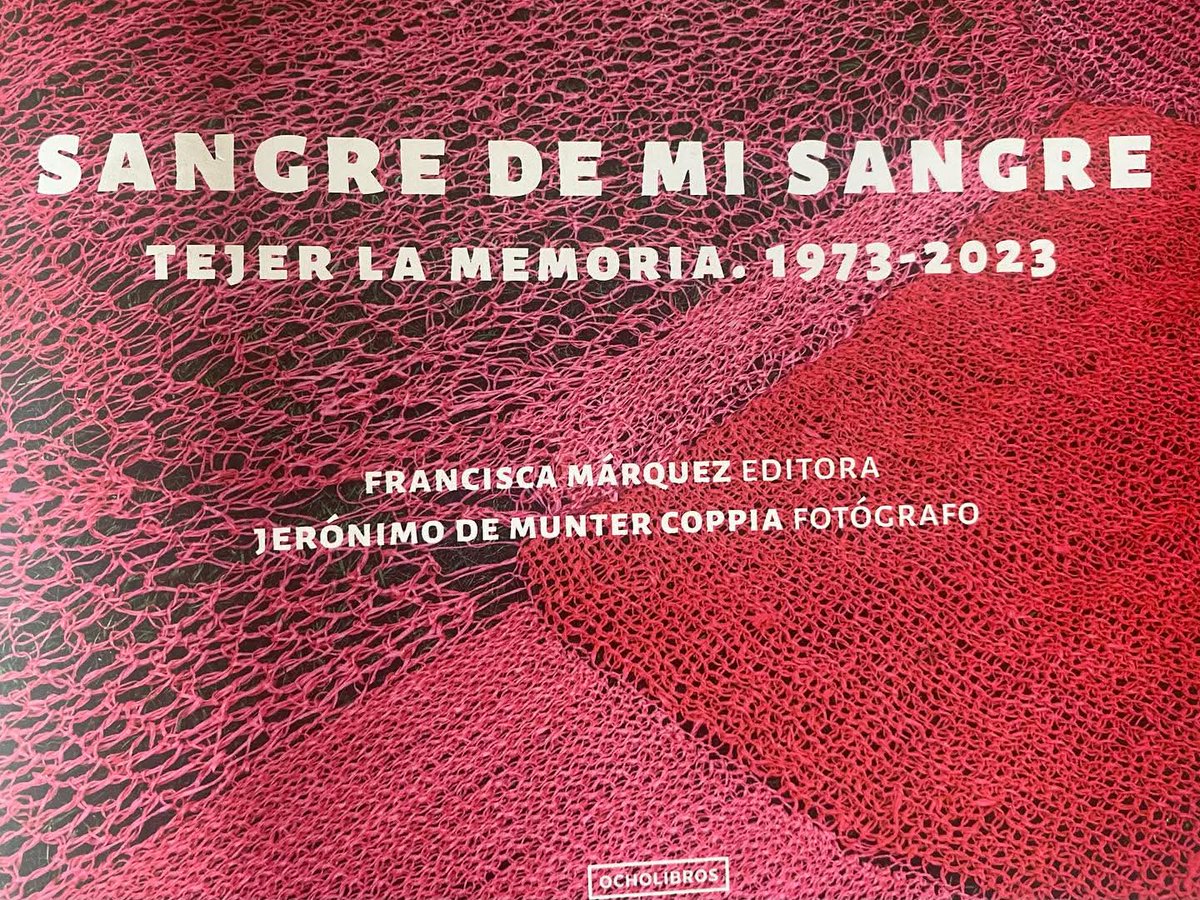 Colectivahilos's tweet photo. Maravilloso libro Sangre de mi Sangre editado en Chile por Francisca Márquez y con fotografías de Jerónimo de Munter. Es verdaderamente una joya que nos complace enormemente tener en nuestras manos. Una memoria  de 1973-2023 a los #50añosgolpe https://t.co/z7rfaIiBBM