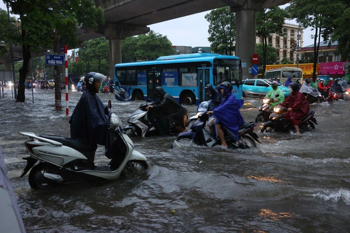 VietnamNewsVNS's tweet photo. 🌧️🚗☔Heavy thunderstorms from #TyphoonMatmo’s circulation drenched Hà Nội from last night until morning, submerging several streets, just a week after the severe flooding from #TyphoonBualoi.
Schools have switched to online learning in response.
📸 VNA/VNS Photos https://t.co/OmgpsRux2L