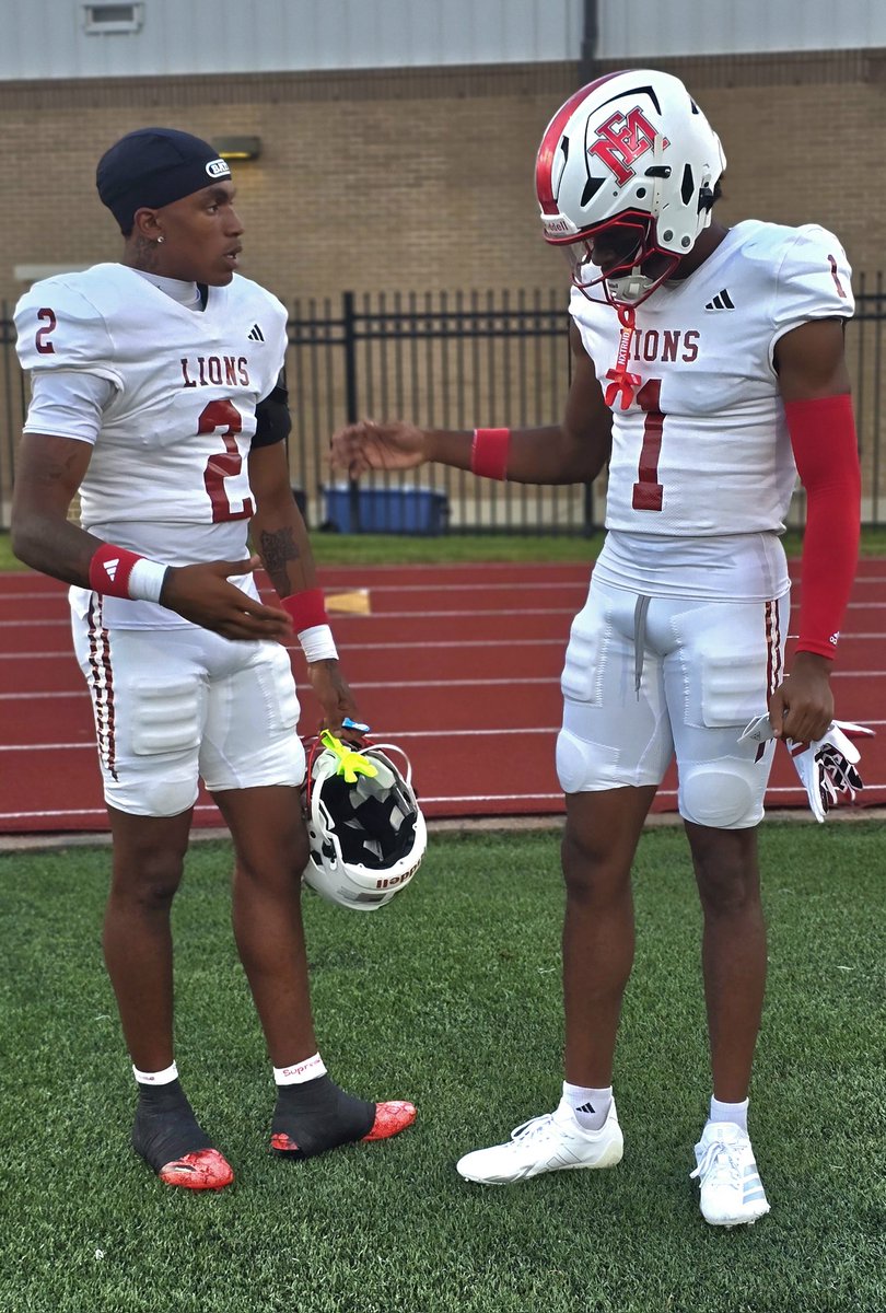 ricej32's tweet image. #emcc ☠️ @Reggie_jacksonn telling his teammate @jathan_hatch it&apos;s #homecoming week.