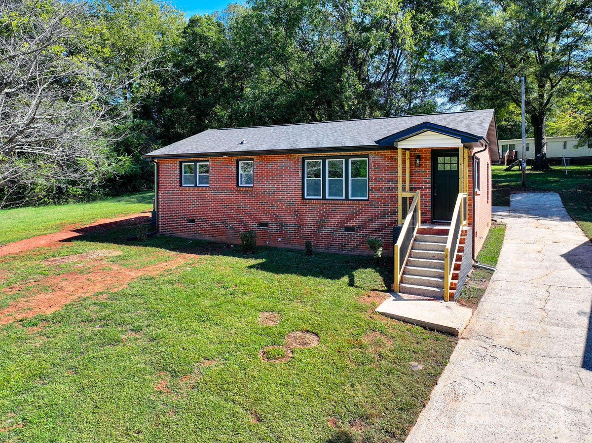 Kilbyteam's tweet photo. 127 S Caldwell AVE, Newton, NC 28658 just hit the market!
Take a look at this awesome space: https://t.co/yYg5zlpYZN https://t.co/O3R4cztQ4E