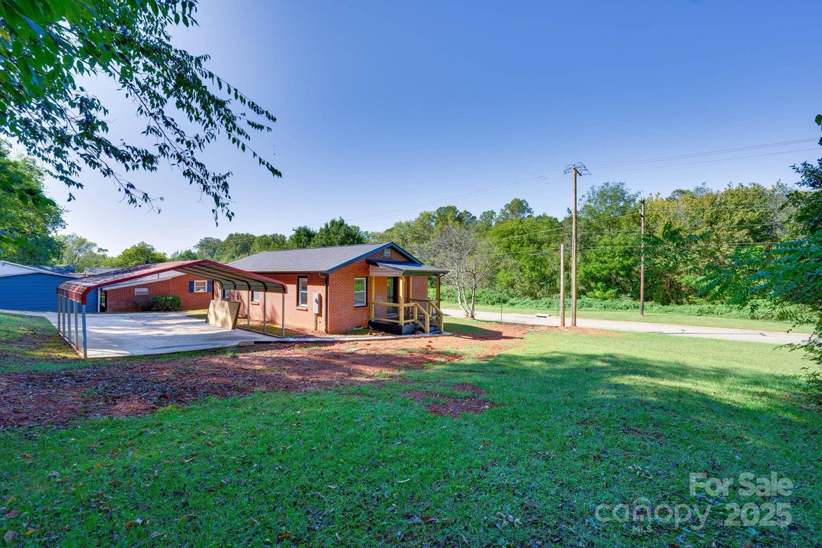 Kilbyteam's tweet photo. 127 S Caldwell AVE, Newton, NC 28658 just hit the market!
Take a look at this awesome space: https://t.co/yYg5zlpYZN https://t.co/O3R4cztQ4E