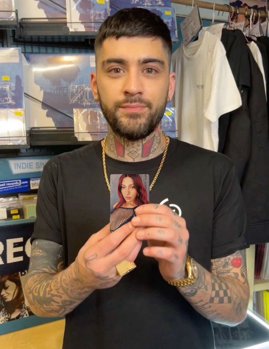 manonstiara's tweet photo. Remember that one time a fan randomly gave Zayn a Lara photocard ?? 😭😭 https://t.co/YhK7uhYk7m
