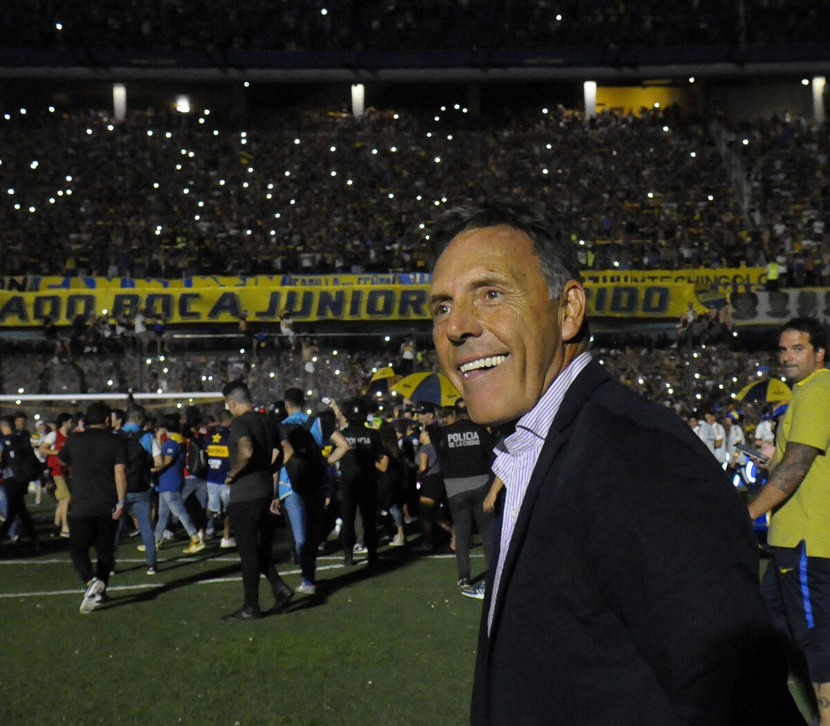 Emociona como el mundo del fútbol se une en un abrazo, en una oración para que Miguel salga adelante. Habla de su grandeza tanto como entrenador como persona. Dios quiera que este guerrero de la vida puede superar esta batalla tan difícil.