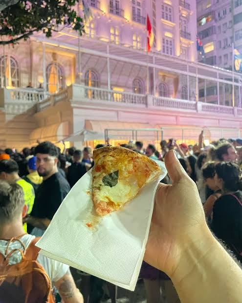i_gor's tweet image. A Odete já mandou distribuir pizza pra todo mundo que tá esperando o corpo dela sair do Copacabana Palace. #ValeTudo