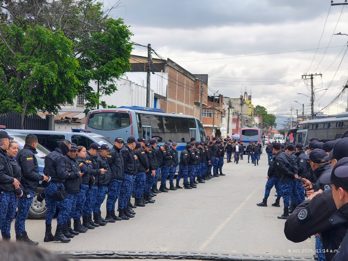 Nuestra familia #inpec está de luto  , los últimos hechos de violencia visibilisan la  fallida estrategia de seguridad del gobierno <a href="/DInpec/">Director General INPEC</a>  debe dar un paso al costado <a href="/NoticiasRCN/">Noticias RCN</a> <a href="/CaracolTV/">Caracol Televisión</a> <a href="/RTVCnoticias/">RTVC Noticias</a>
