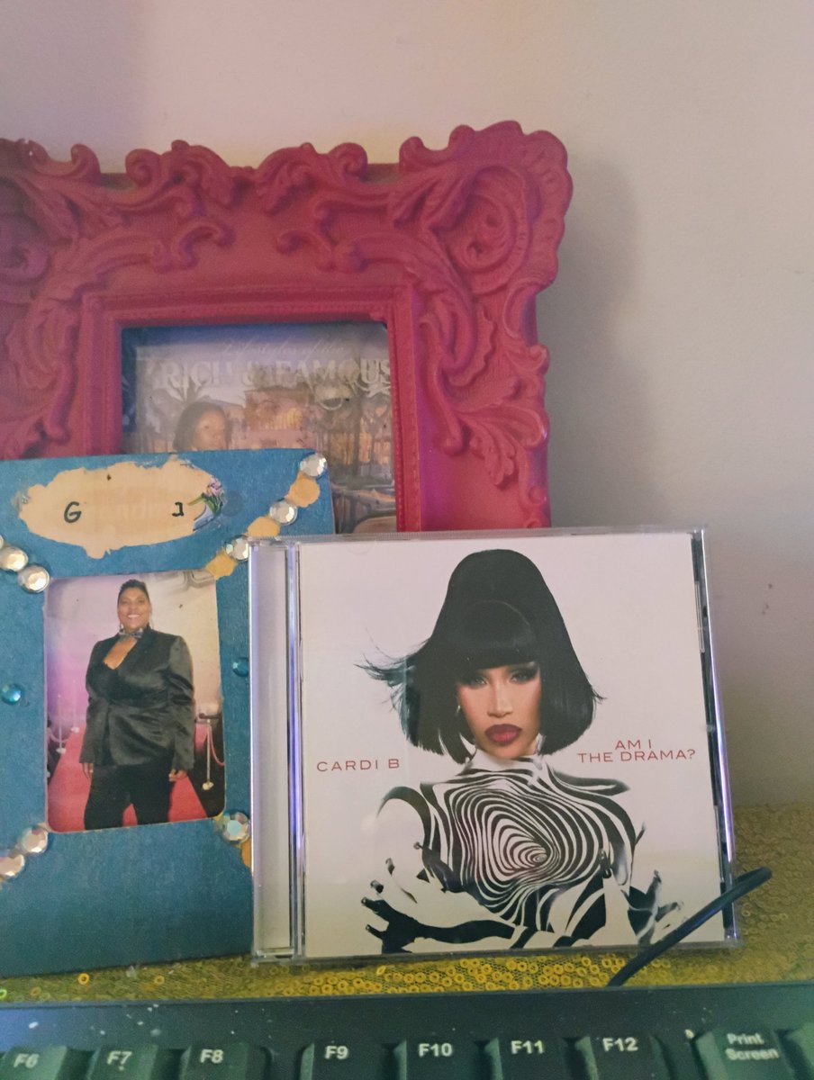 sha_barre2's tweet image. So I&apos;m sitting on my phone chopping it up with one of my friends telling her how I&apos;m working real hard to get another car and she said sometimes your blessings be right in front of you and look what&apos;s in front of me me my mama and @iamcardib #share it 
I knew she was a real bihh!