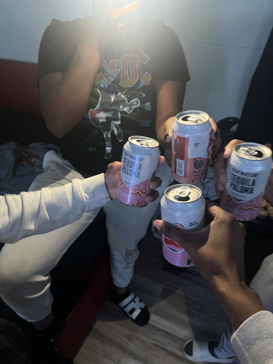 slut4luk's tweet photo. onna guyssss https://t.co/OspJTR1Zht