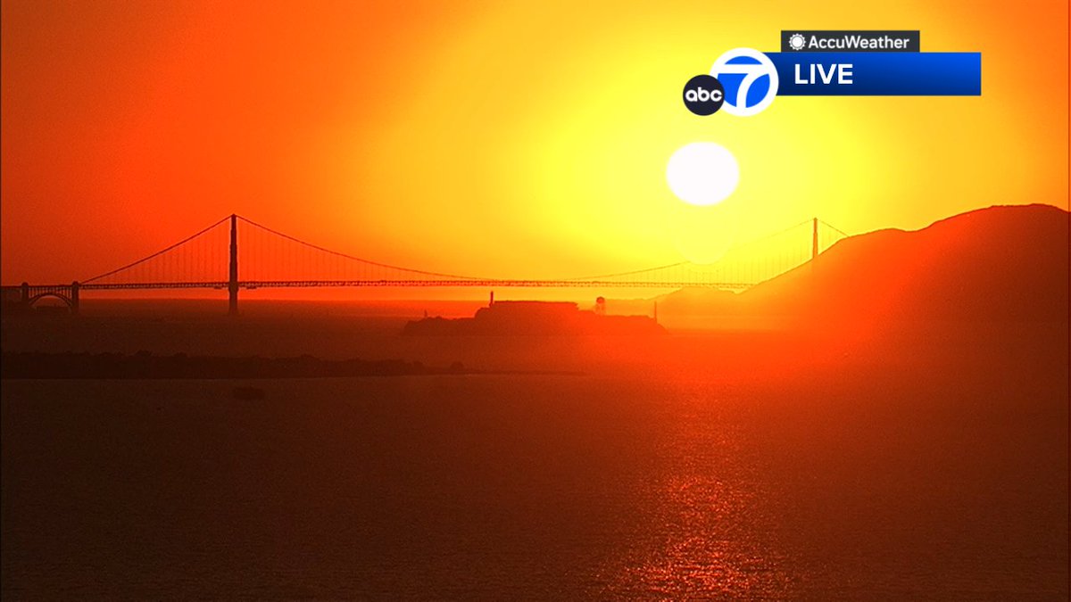 SandhyaABC7's tweet photo. Gorgeous sunset tonight!  Another warm one tomorrow for #BayArea &amp; Fleet Week events!  Much cooler midweek &amp; chance of rain Friday!  #SanFrancisco #CAwx #forecast #FleetWeekSF https://t.co/7XeMkTLLdR