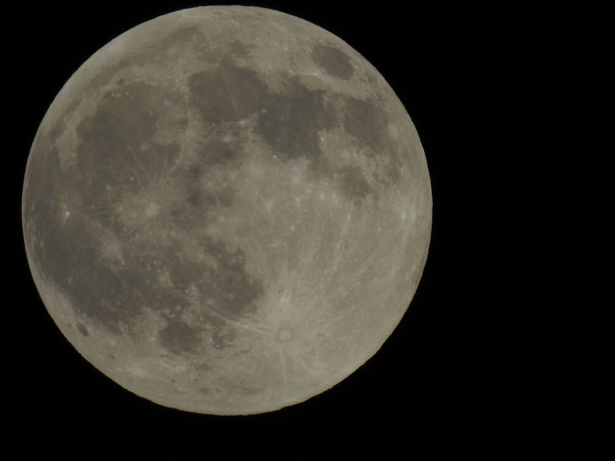 CottenThomas's tweet photo. Supermoon https://t.co/neSajheFsd