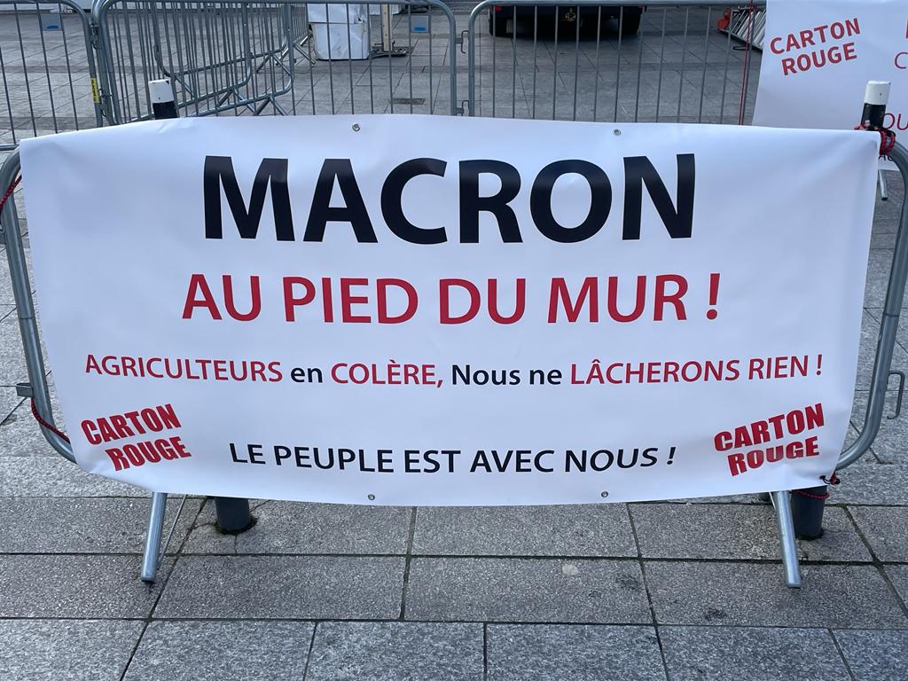 Trop lomgtemps que le carnaval Macron amuse la galérie .cela ne nous  fait plus rire ,le Peuple qui travaille créve !
MACRON DEHORS !