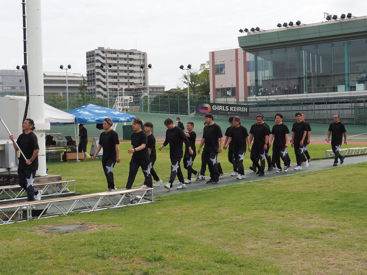 keirin_navi's tweet photo. 第52回南関東地区プロ大会(@KawasakiKyuchan)
【開会式】
選手入場

#競輪 #競輪予想 #当たる予想 #トリマクリ #アオケイ #小田競 #中部競輪 #競輪研究 https://t.co/8q6JmbfPmI