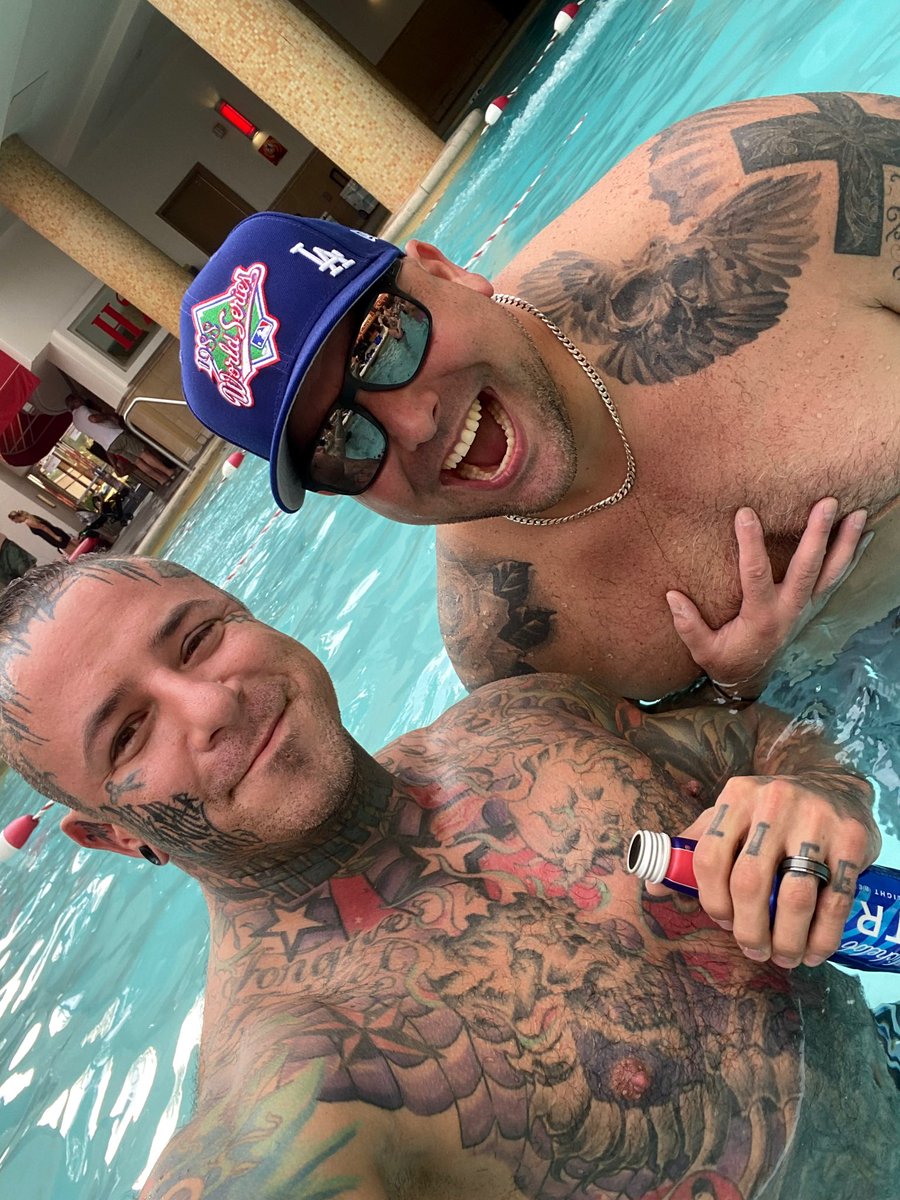 riickhollywood's tweet photo. #Vegas #GoldenNugget #TankPool https://t.co/p6g4ikHdPD