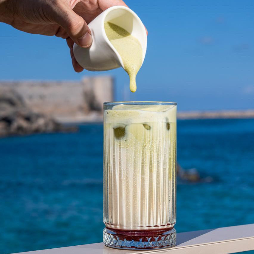 😍Denizin huzur veren keyfine, Matcha Latte ile bir yudum serinlik ve lezzet kat!

Volâ’nın denizle iç içe şubelerinde çok tercih edilenler arasında yer alan  Strawberry Matcha Latte ve Blueberry Matcha Latte seçeneklerini mutlaka denemelisin! 💚