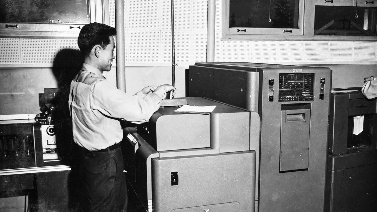 #TalDiaComoHoy de 1954, IBM sustituyó por primera vez los tubos de vacío de una calculadora 604 por transistores. No era más rápida ni más pequeña, pero solo usaba el 5% de la energía. 🚀
🔗forohistorico.coit.es/index.php/pers…