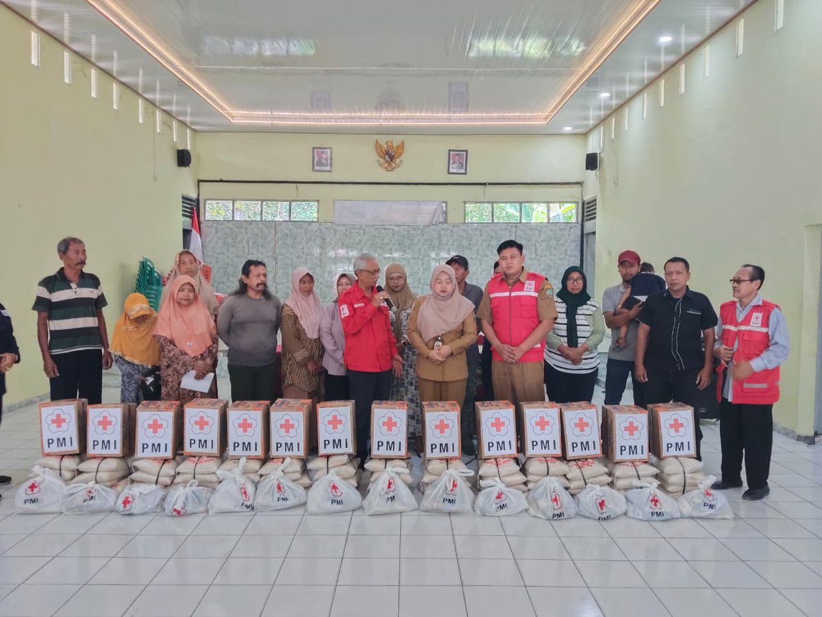 Blora.07/10. Palang Merah Infonesia Kabupaten Blora pagi ini bergerak di Kel. Cepu Kec. Cepu utk memberikan Bantuan Sembako yg di tujukan kepada warga yang mengalami musibah Tanah Bergerak di RT 04/RW 08 Kel Cepu yang mengakibatkan 14 Rumah Rusak. <a href="/palangmerah/">Indonesian Red Cross</a> <a href="/PMIJawaTengah/">PMI Jawa Tengah</a>