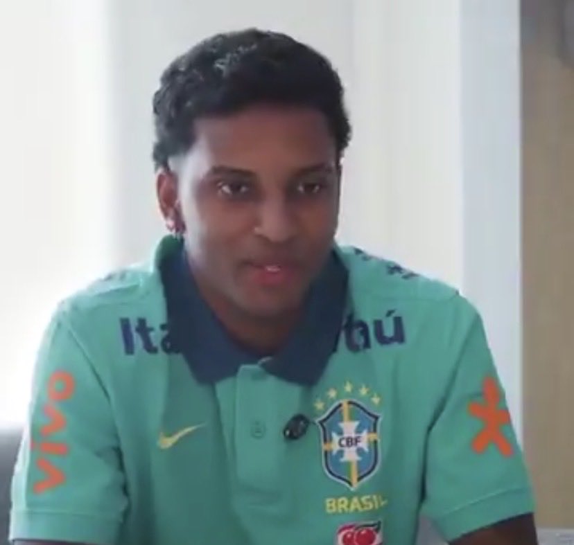 BarcaNewsFRA's tweet image. 🚨🗣️ Rodrygo : « Avant de signer au Real Madrid, tout était réglé avec Barcelone. Mais quand mon père est venu me voir et m'a demandé de choisir, la décision a été facile. Je savais ce que je voulais, je savais quel était mon rêve, et c'est ce qui s'est passé. »

Si ton père ne…