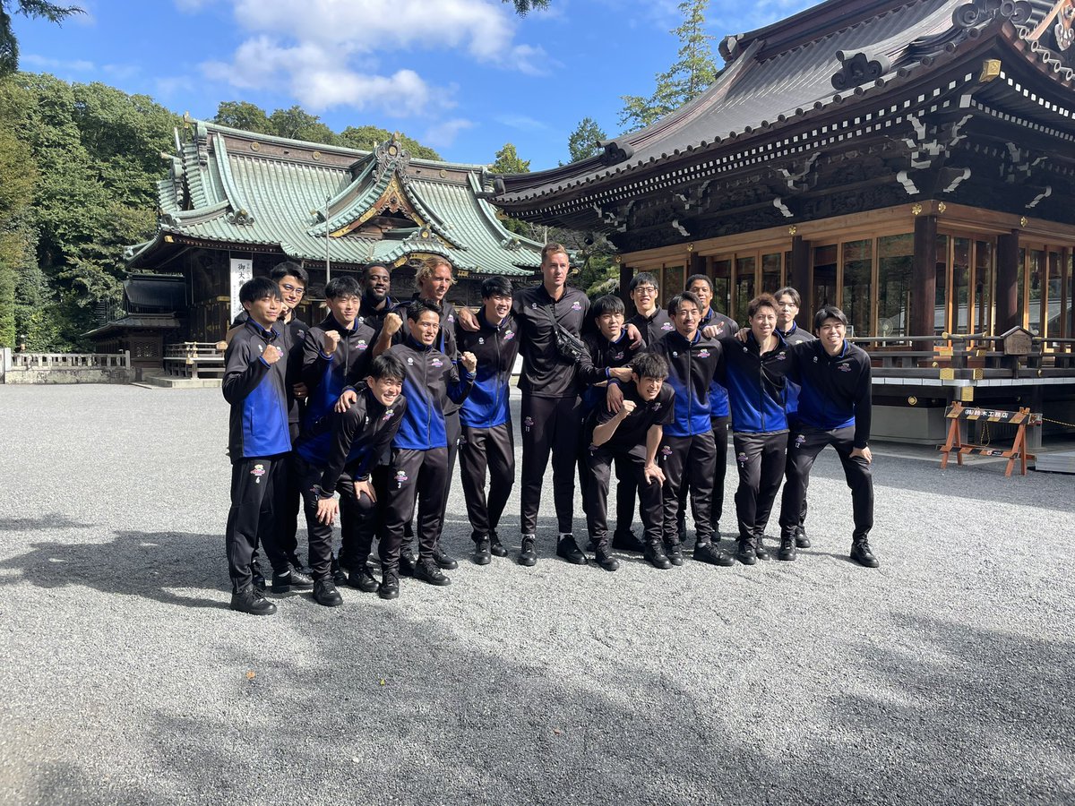 ⛩️｜#必勝祈願
本日10月7日、三嶋大社にて2025-26シーズンの必勝祈願を行いました！

エイブリル選手も合流し、全員がそろって新たなシーズンへ！

チーム一丸となって今シーズンを戦い抜きます🔥
ご声援よろしくお願いいたします！

#東レアローズ静岡 
#torayarrowsshizuoka