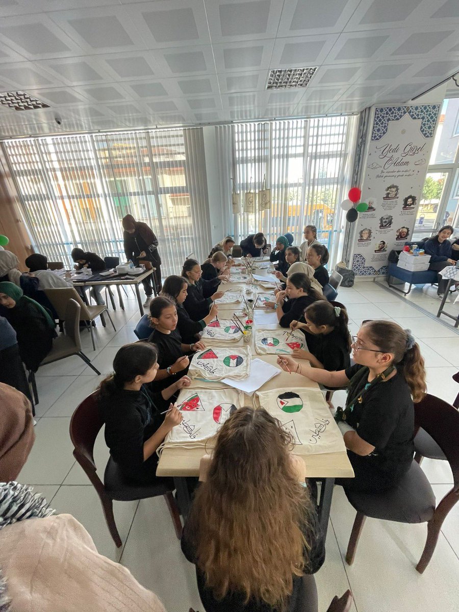 samsunmem's tweet photo. Öğrencilerimiz Filistin İçin Tek Yürek Oldu!

Tüm okullarımızda eşzamanlı olarak öğrencilerimizin katılımıyla Filistin ve Gazze temalı farkındalık etkinlikleri düzenleniyor.🇯🇴🇹🇷 https://t.co/wNYe8k9V0i