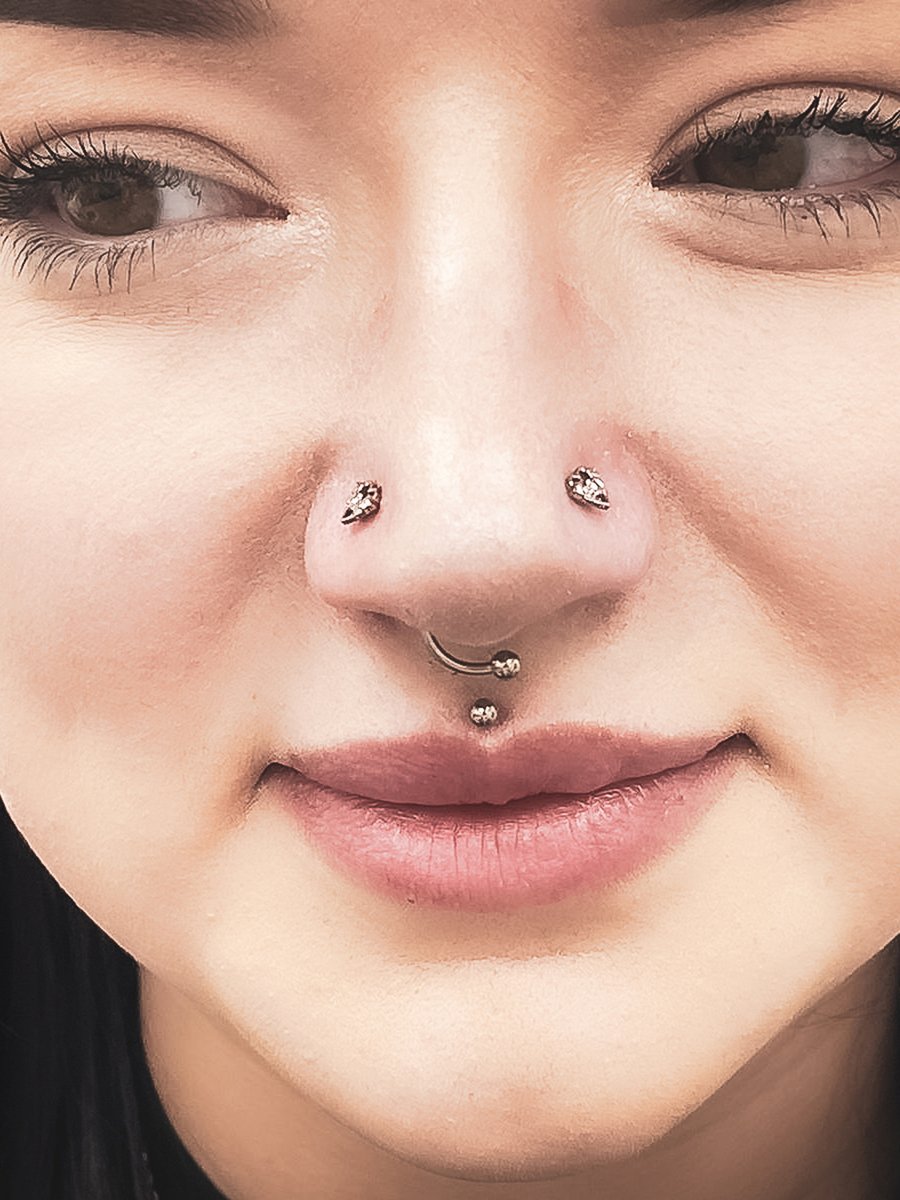 BlueBananaUK's tweet image. A little sparkle, a little spooky, this bat heart nose piercing is for those who keep Halloween energy alive 365 days a year.⁠
⁠
#nosepiercing #bodypiercing #nosejewellery #spooky #hallowen #piercing
