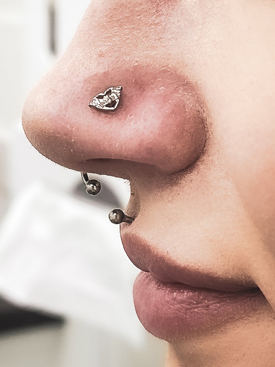 BlueBananaUK's tweet image. A little sparkle, a little spooky, this bat heart nose piercing is for those who keep Halloween energy alive 365 days a year.⁠
⁠
#nosepiercing #bodypiercing #nosejewellery #spooky #hallowen #piercing