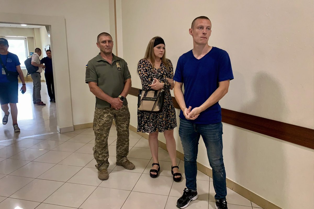 ghanna_anna's tweet image. Першу чашку кави Олександр Бондаренко випиває на автовокзалі.  О сьомій ранку сідає на маршрутку з Умані до Києва, далі стрибає в метро, пересідає на тролейбус. За чотири години дістається місця призначення — Святошинського суду. 
1/