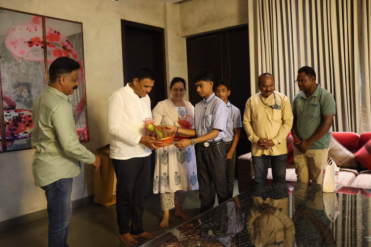 iamdmkrishna's tweet image. Glad to receive the first harvest of vegetables grown through organic farming by our students of Krishna Vikash Institute for Social Welfare, Bargarh.

This small experience carries a big lesson every effort, when cared for, brings results in time.

#krishnavikash #organicfarming