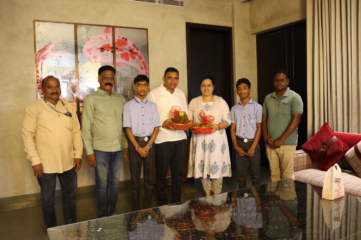 iamdmkrishna's tweet image. Glad to receive the first harvest of vegetables grown through organic farming by our students of Krishna Vikash Institute for Social Welfare, Bargarh.

This small experience carries a big lesson every effort, when cared for, brings results in time.

#krishnavikash #organicfarming