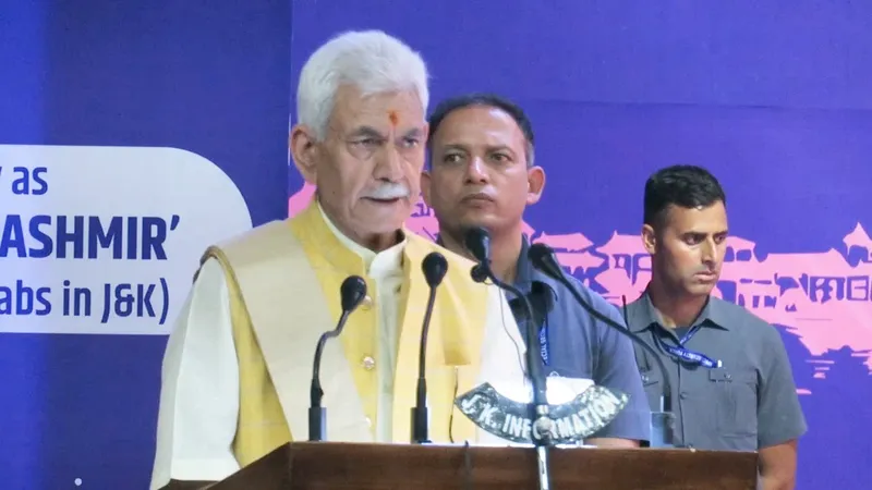 kashmirwatch06's tweet photo. Lt Governor #ManojSinha thanked PM Modi & Union Agriculture Minister Shivraj Chouhan for releasing the 21st instalment of the PM-KISAN scheme for farmers. 🙏🌾
#PMKISAN #Farmers #Gratitude #Manojsinha #DevelopmentInJK https://t.co/IWj7VzZGOy