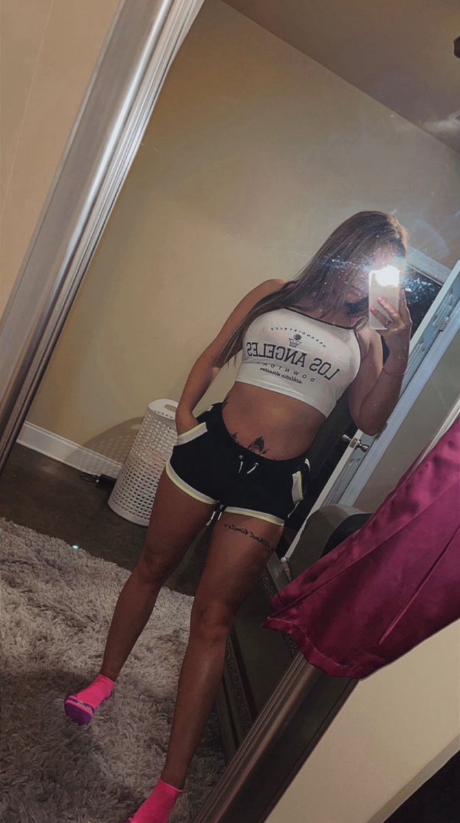 Say hi if I can send u a surprise pic in ur dms 😜