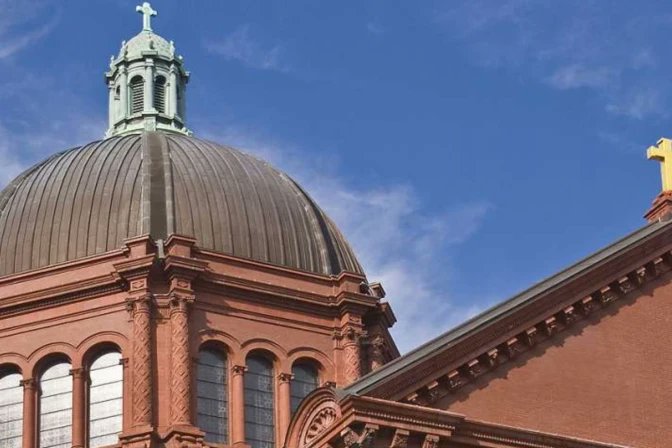 Arrestan a hombre frente a iglesia catolica en Washington, DC, presuntamente con coctel molotov.