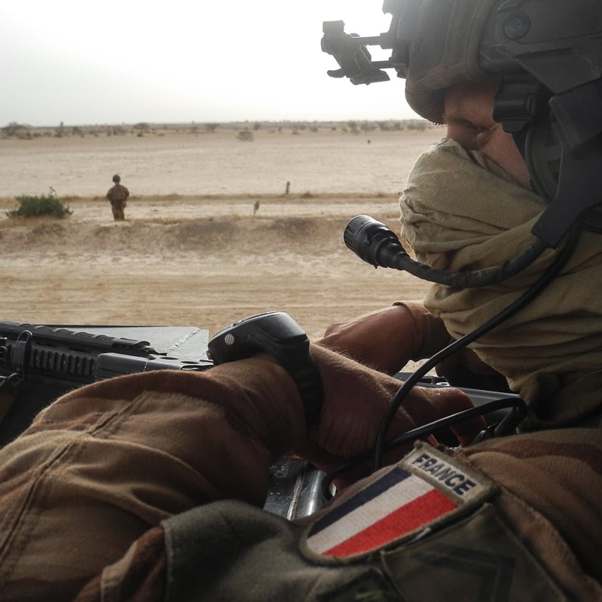 OpexNews's tweet photo. Dans le tumulte politique, pensée d’abord pour les agents du Ministère des Armées et pour nos militaires. Ils ne parlementent pas : ils assurent, ils tiennent la ligne, ils font passer l’intérêt du pays avant le bruit.

Pensée aussi pour nos hommes et femmes en OPEX, loin des leurs. Cette rigueur du devoir ne se raconte pas.

Vous leur devez des ordres clairs, des moyens constants, du respect simple.

Sortons du marasme par le haut : moins de posture, plus d’actes.

Eux continuent.
À vous, politiques, d’être à la hauteur.