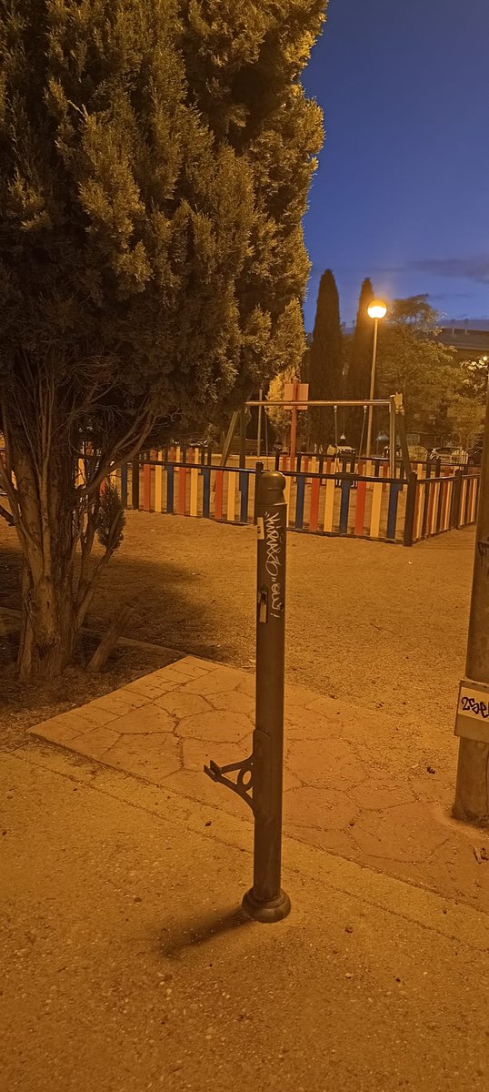 Buenos días vecin@s
Os hago llegar la información que dimos el domingo.
También seguimos con las denuncias del barrio!
Plaza de la música sin papeleras, considerenlo.