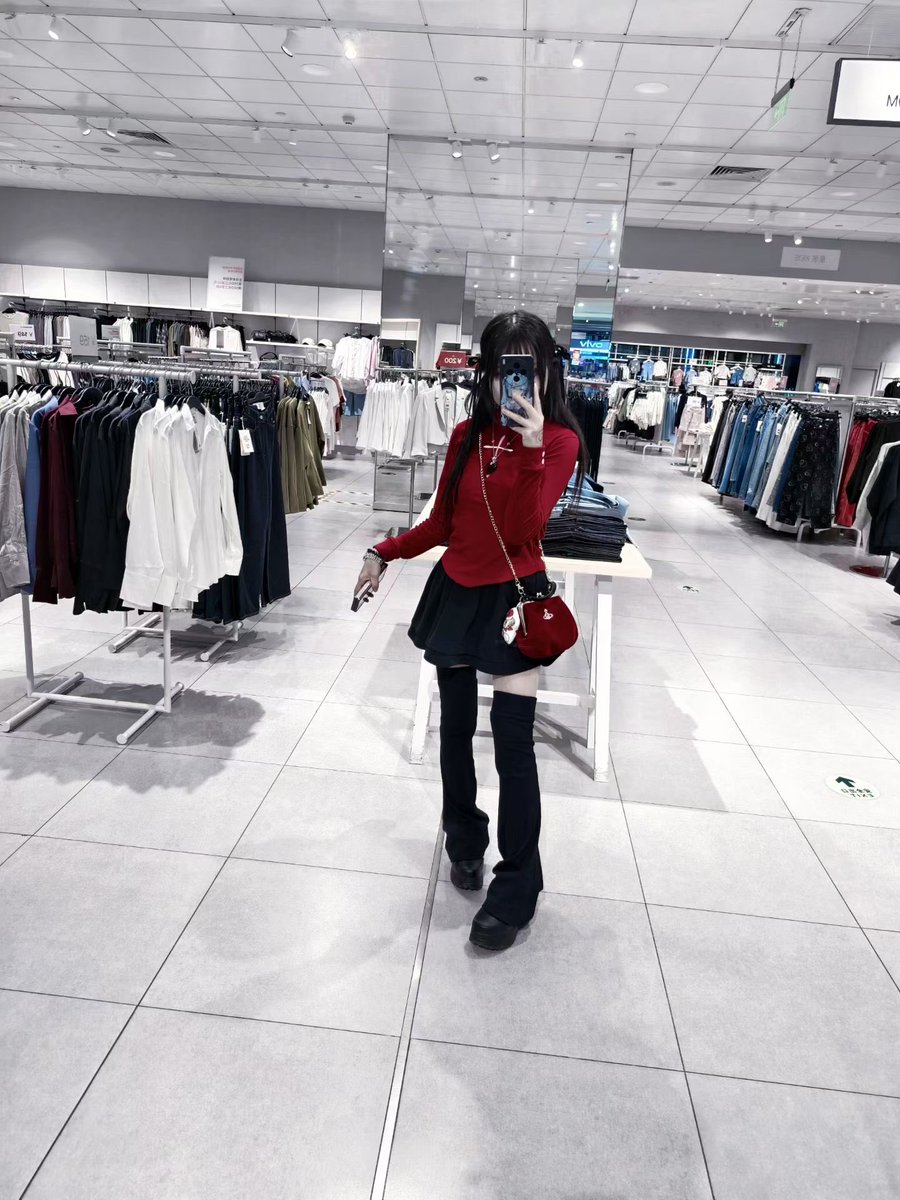 RockWalletdev's tweet image. 怎么有人会以为我去网吧的我从来不去网吧啊，家里没电脑的吗 #足 #ooc #腿 #地雷系女子と繋がりたい