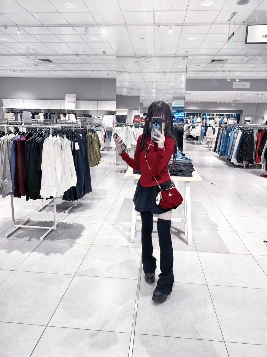 RockWalletdev's tweet image. 怎么有人会以为我去网吧的我从来不去网吧啊，家里没电脑的吗 #足 #ooc #腿 #地雷系女子と繋がりたい