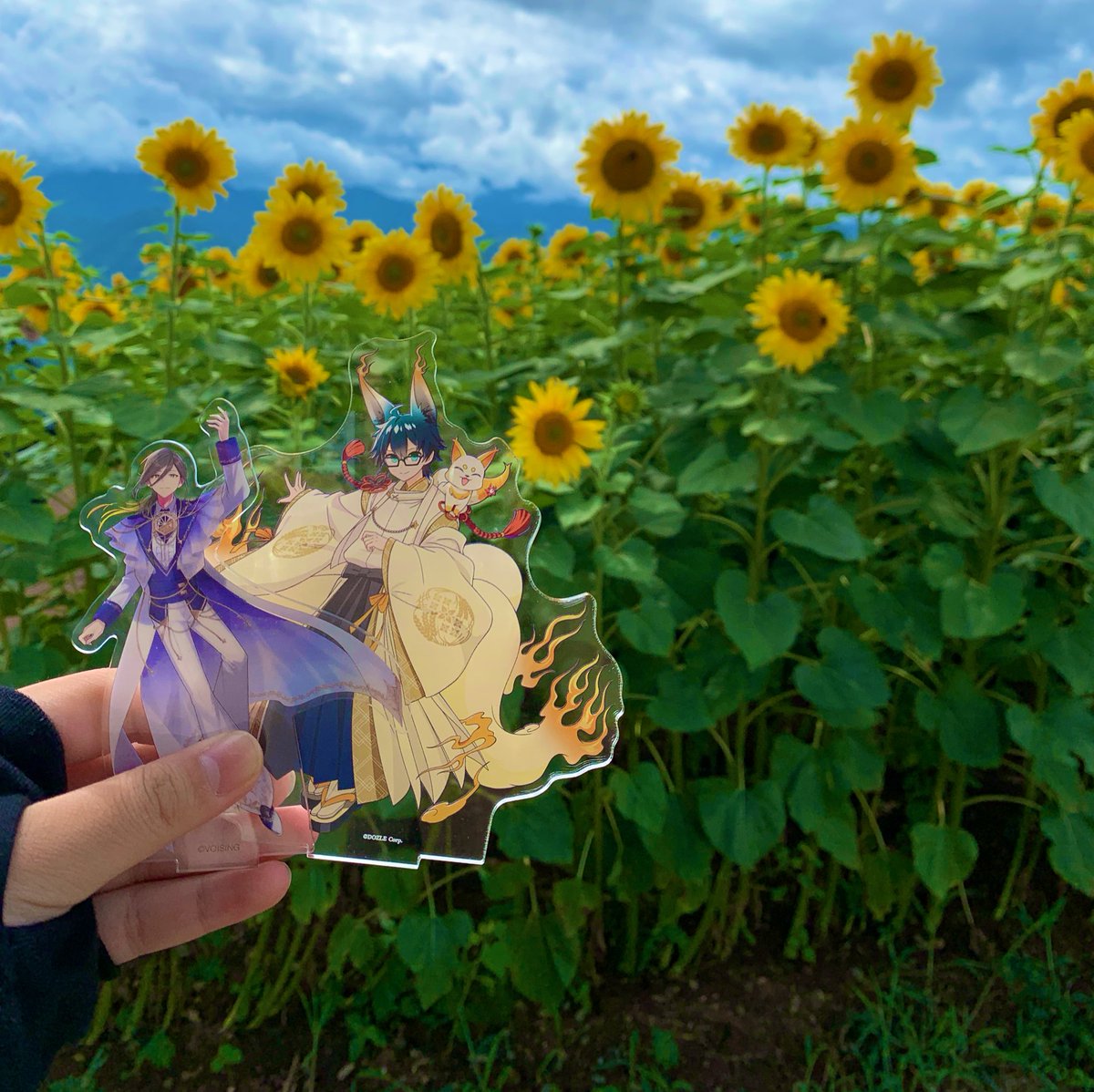 #私と連番してみたい人リプ

僕と連番すると
・とりあえずなんかお菓子とかイラストあげます
・ライブ中泣いてるか騒いでます
・repeat聴いた瞬間崩れ落ちます
・方向音痴です
・ドズル社でもいれいすでもなんでも推し好きすぎてうるさいです
・ハグします

ドズル社のイベント誰か連番しよう