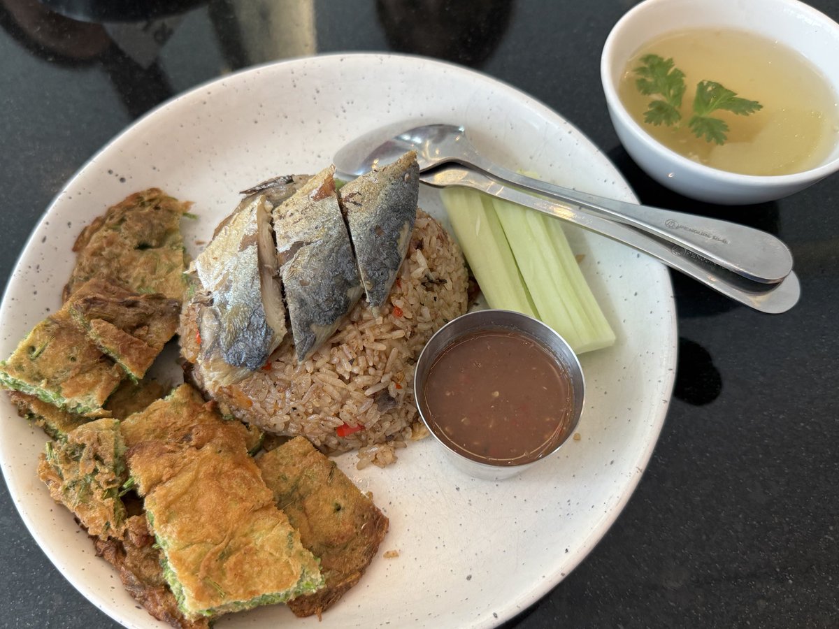 somtampattaya's tweet photo. ちょっと足を伸ばして昼食はサタヒップのFRIDAY EVERYDAY。洒落た店内、見かけ以上に作り込んだ料理はなかなか。文字にすると焼飯に焼魚と卵焼なんだが、素材の組み合わせが上品に絡み合った上等な味がした
#サタヒップ #Fridayeveryday https://t.co/hgaPzIaZwd