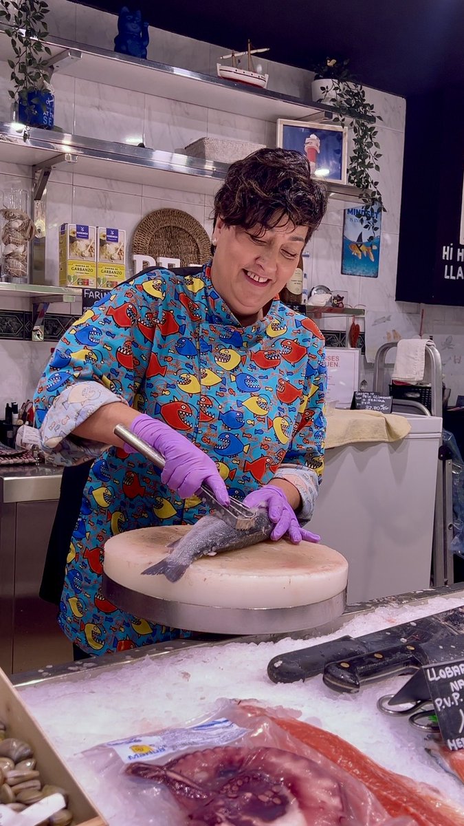 mercatdelesseps's tweet image. 🎣 Cada dia, peix acabat d’arribar a la Peixateria Núria!
👉 La Núria t’explica quin és el peix de temporada i com cuinar-lo perquè et quedi de luxe 💙

Vine al Mercat de Lesseps i emporta’t el millor sabor del mar! 🌊🐟

#peixateria #peixfresc #marisc #MercatDeLesseps