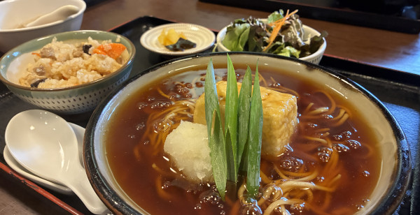 FreeLife_Colors's tweet image. 福岡県春日市にある蕎麦屋さん。とろみのあるおそばがおいしそう！個室もあってゆっくりと食事を楽しめるようです。

ここならではのトッピングと出汁。県内に3店舗構える人気蕎麦屋の本店。
freelife.ne.jp/article/13821
#春日市 #そば処武蔵 #武蔵そば #FreeLifeColors