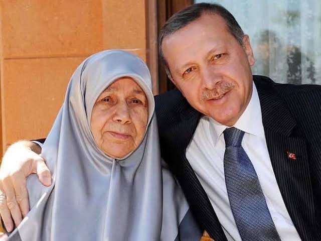 Milletimizin gönlünde müstesna bir yere sahip olan, #Cumhurbaşkanımız Sayın #Recep Tayyip Erdoğan’ın kıymetli anneleri merhume Tenzile Erdoğan Hanımefendi’yi vefatının yıldönümünde rahmet, minnet ve dualarla anıyoruz.

#Tenzile Hanımefendi, hayatı boyunca gösterdiği vakur duruşu,